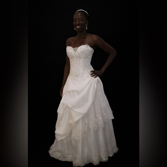 Dresses & Skirts - Strapless Wedding Dress